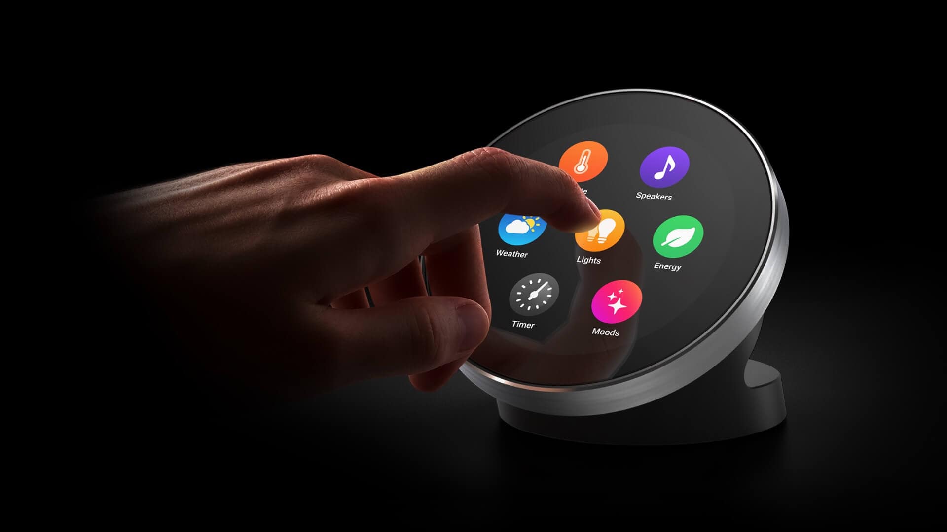 Eine Hand wählt das „Lichter“-Symbol auf einem runden Smart-Home-Touchscreen aus, der verschiedene Steuerungsoptionen vor einem schwarzen Hintergrund anzeigt.